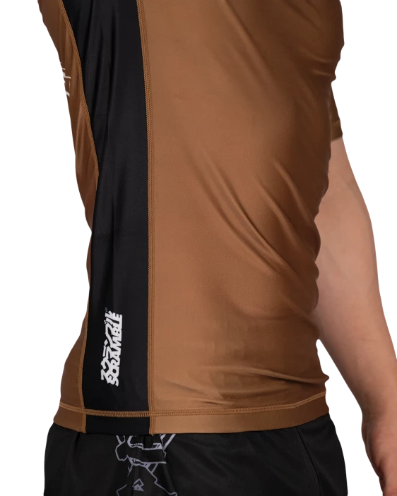 SCRAMBLE Fate Tanto Rashguard – Short Sleeve [Brown]