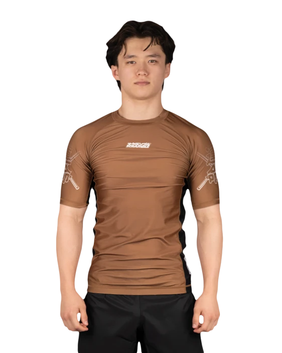 SCRAMBLE Fate Tanto Rashguard – Short Sleeve [Brown]